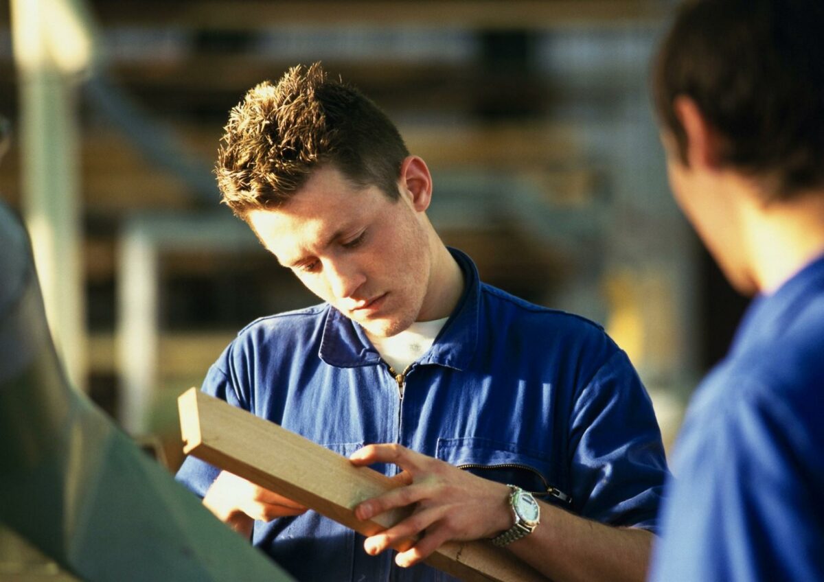 Danske Erhvervsskoler glæder sig over, at der nu er sat mål for, at der skal skaffes flere praktikpladser, og at arbejdsgiverne har anerkendt, at de skal bidrage til at nå målet. Foto: Colourbox.