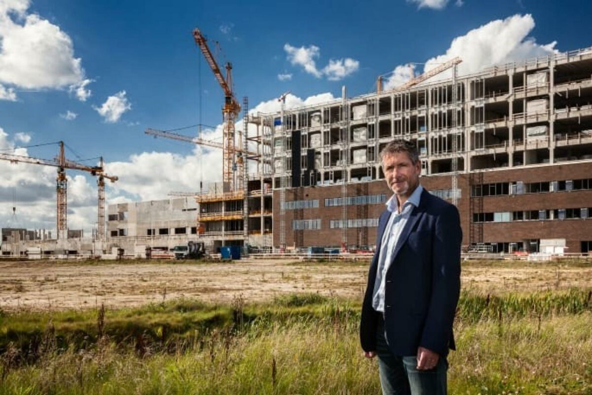 Regionsdirektør i Bravidas Region Nord, Johnny Hey Jensen, glæder sig over kontrakten på DNV-Gødstrup. Pressefoto.