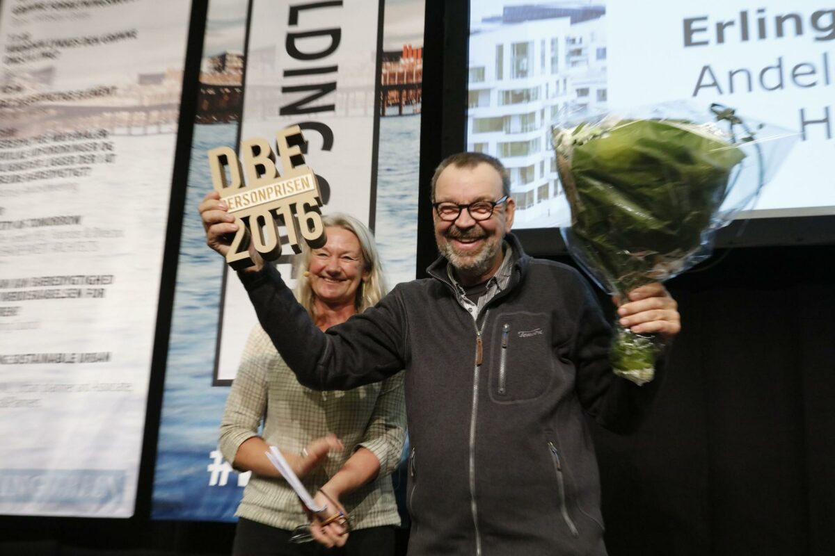 Erling Deigaard, medgrundlægger af den bæredygtige landsby Andelssamfundet i Hjortshøj, fik overrakt Det Bæredygtige Elements personpris på førstedagen af Building Green 2016. Pressefoto.