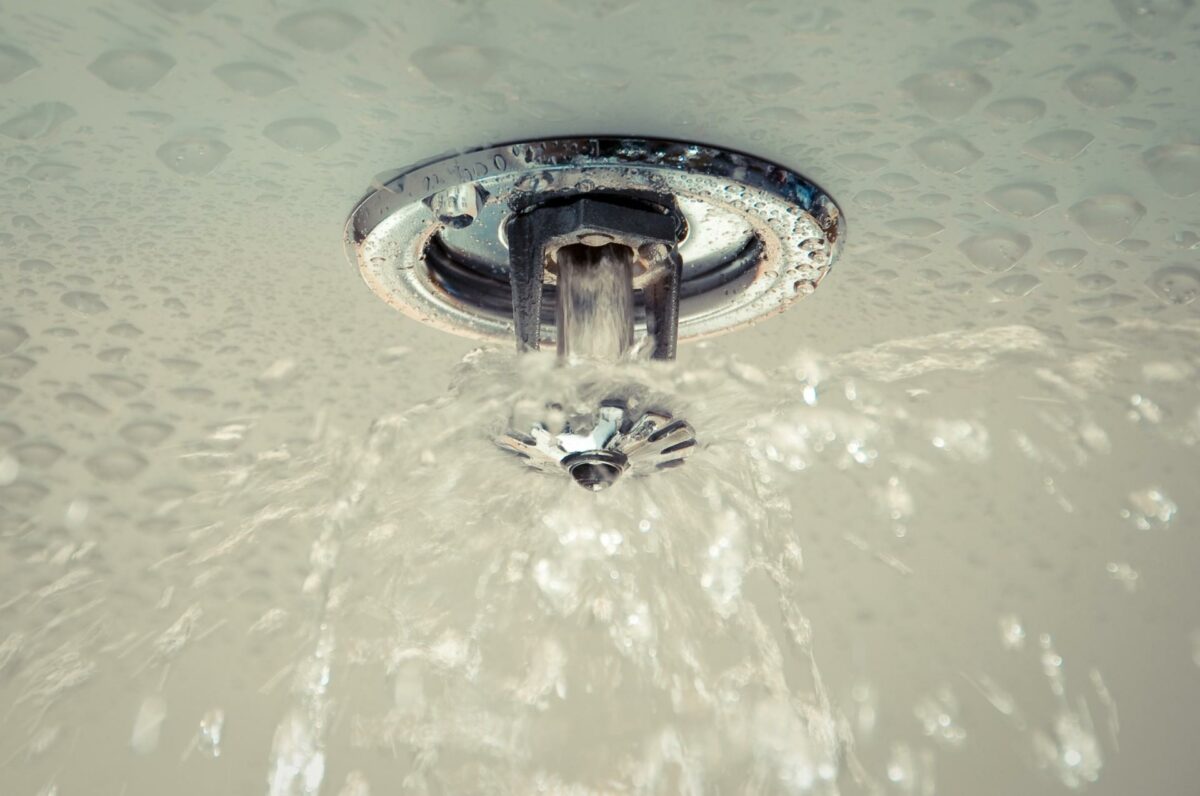 Et sprinklersystem er den gængse metode, når en bygning skal brandsikres. Men bygningsejeren har et stort arbejde med at rydde op efter vandskader, når systemet har været aktiveret. Foto: Colourbox.