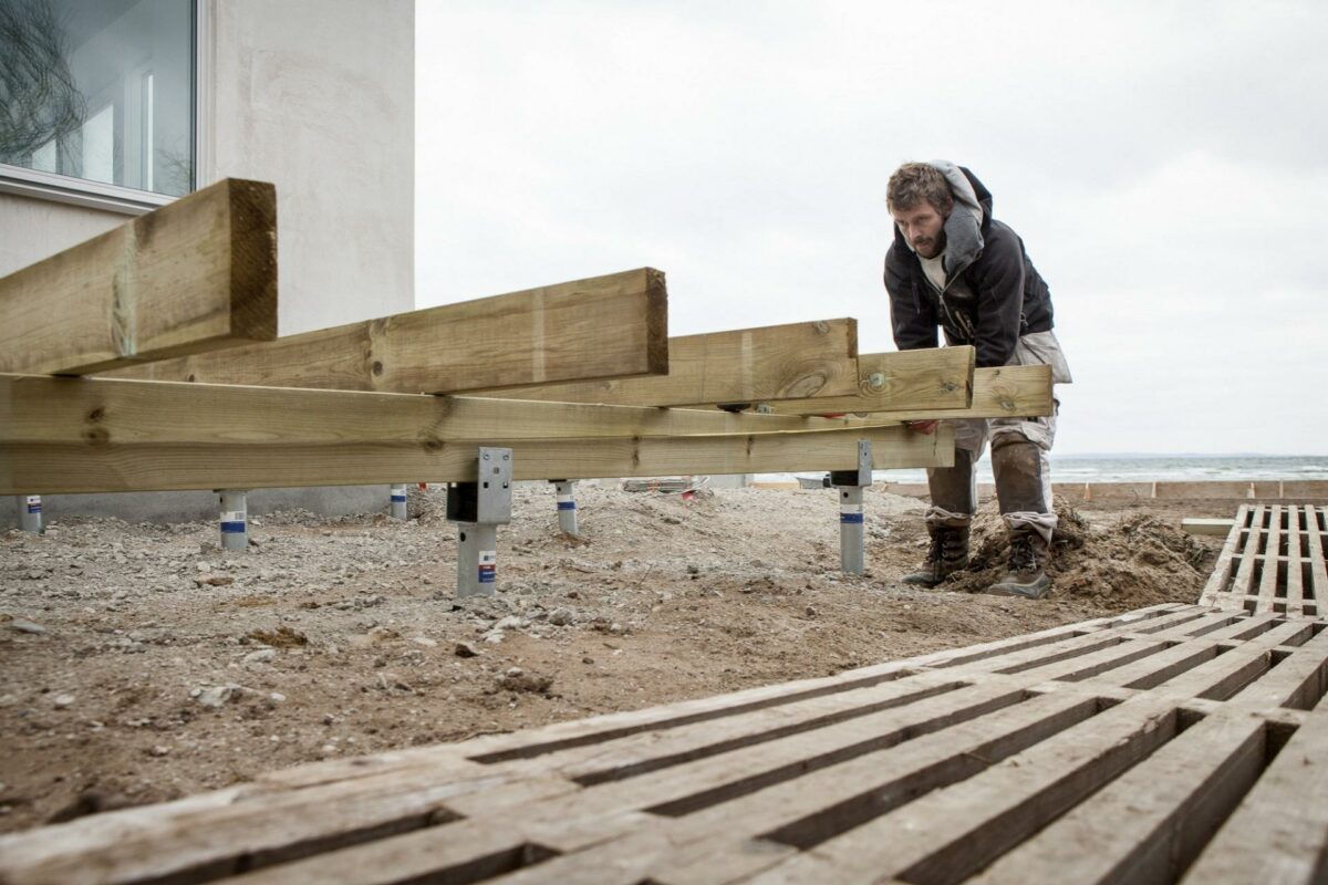 Tømrerfirmaet Landin & La Cour Byg anvendte skruefundamenter ved opførelsen af en speciallavet terrasse i Humlebæk. Foto: Grønbech.