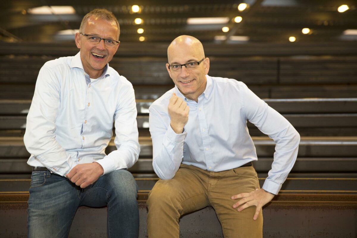 Torben Larsen (tv.) og Teil Bechmann ejer og leder Give Stålspær A/S. Pressefoto.