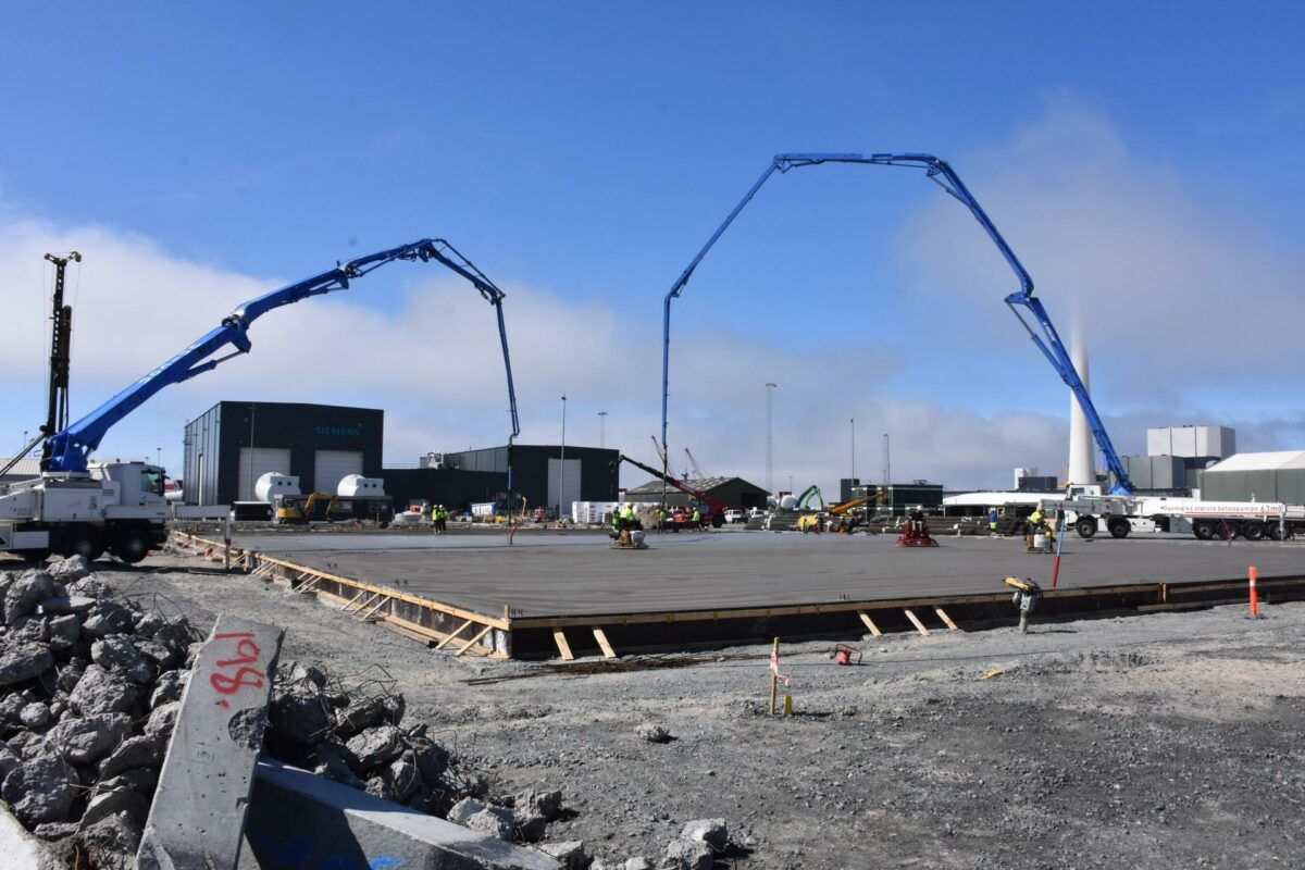 Gulvet i det imponerende kompleks netop er blevet færdigstøbt, hvilket har krævet hele 2.500 tons beton. Foto: Jorton.