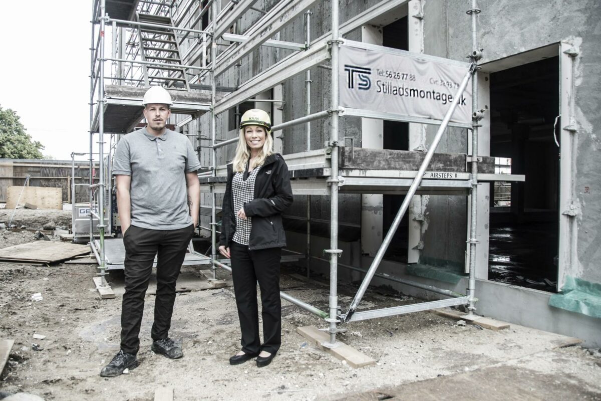 TS Stilladsmontage ApS i Bjæverskov har investeret i cirka 1.000 Airsteps komposittraller. Projektleder Peter Jørgensen fra stilladsfirmaet og Bettina Tiede, Nordic Platform er her fotograferet ved et af TS Stilladsmontages aktuelle projekter. 6.500 kvm. svært stålstillads med komposittraller ved Køge Stationsby for GVL Entreprise. Foto: TS Stilladsmontage.