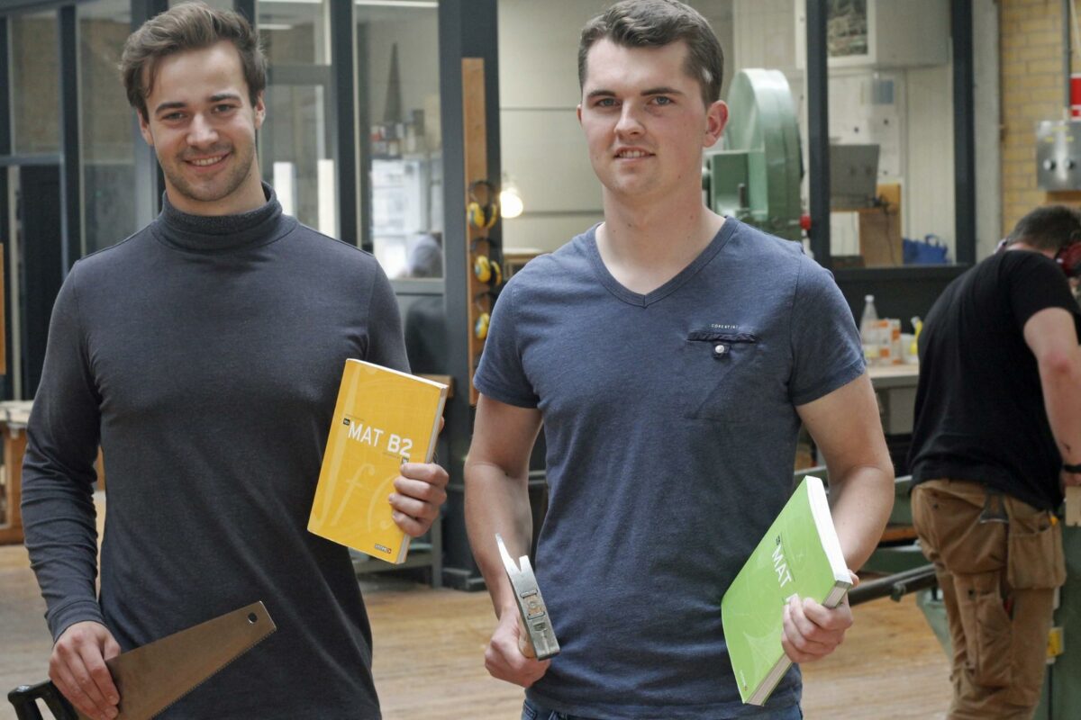 De snarlige tømrer-studenter Johannes Herold Michaelsen fra Thyholm og Joachim Conradsen fra Tim har sidste eksamen tirsdag.