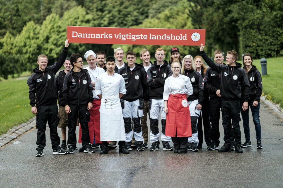 De 15 WorldSkills-deltagere sammen med de to teamledere, Nicolai Asmussen og Majken Gravesen. Foto: Lars Bahl.