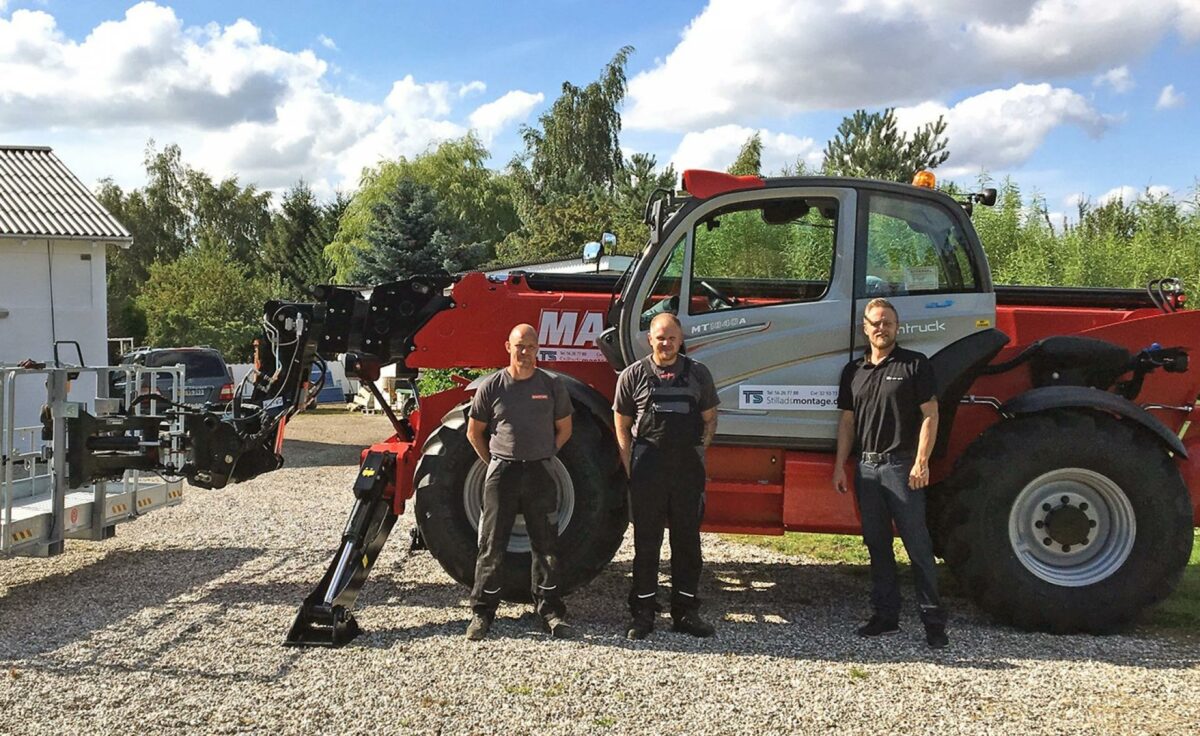 Aflevering af TS Stilladsmontages første Manitou-teleskoplæsser. Fra venstre er det Scantrucks montører Ronnie D. Hansen og Christopher Tullberg Krogager. Til højre projektleder Lasse Pedersen fra TS Stilladsmontage.