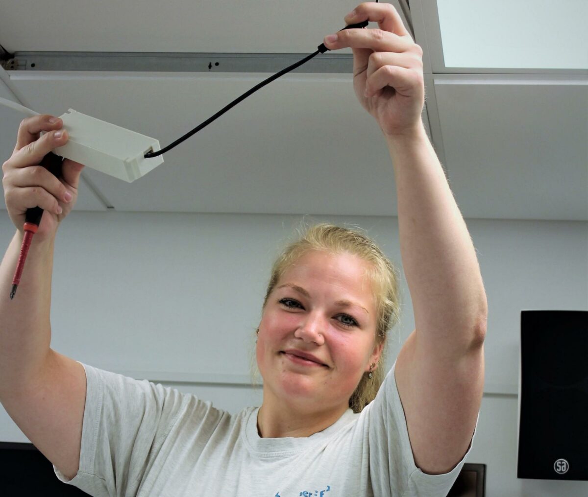 Debbie Rasmussen er en af forholdsvis få kvinder i elektrikerfaget. Pressefoto.