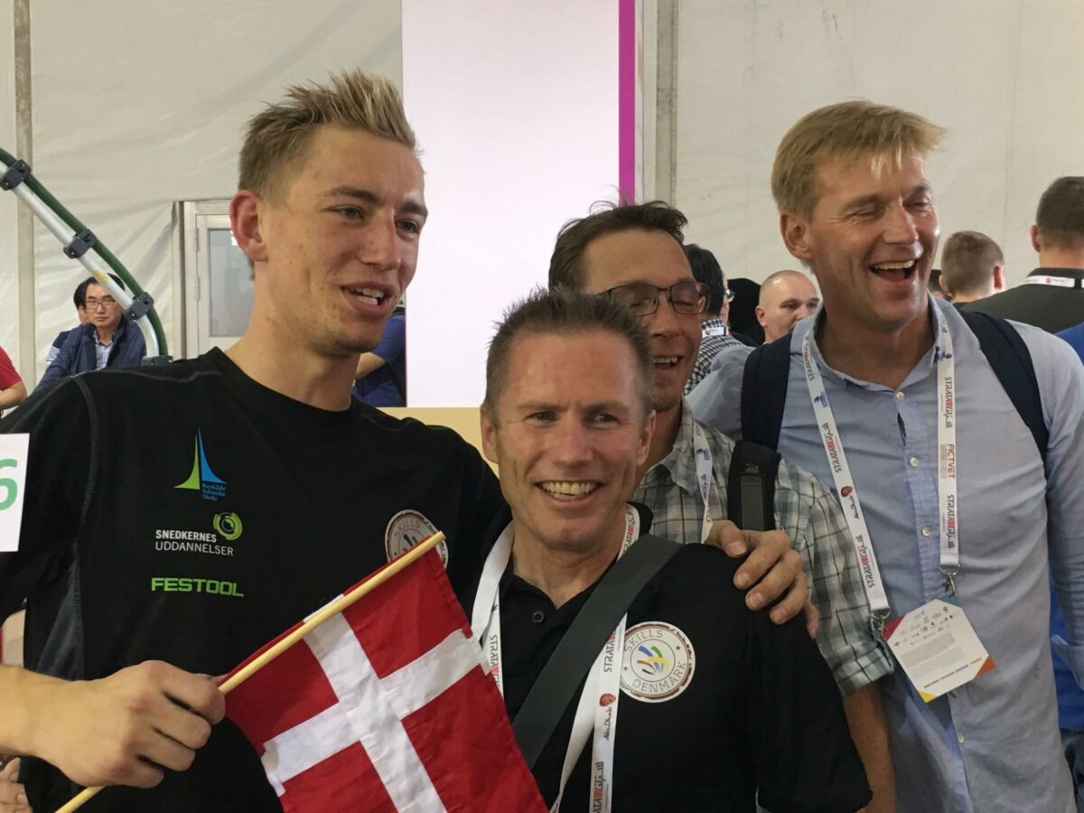 Afslutningen på World Skills i Abu Dhabi var præget af glade danske ansigter. Her er det bygningssnedker Frederik Riber (tv) og hans træner Peter Hansen.