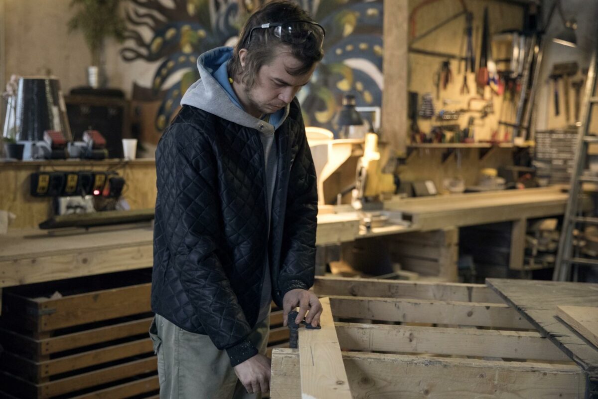 Julian har været på værkstedet Råt og Godt i Aalborg i fem måneder. Nu skal han i praktik som møbelpolstrer.  Foto: Betina Garcia