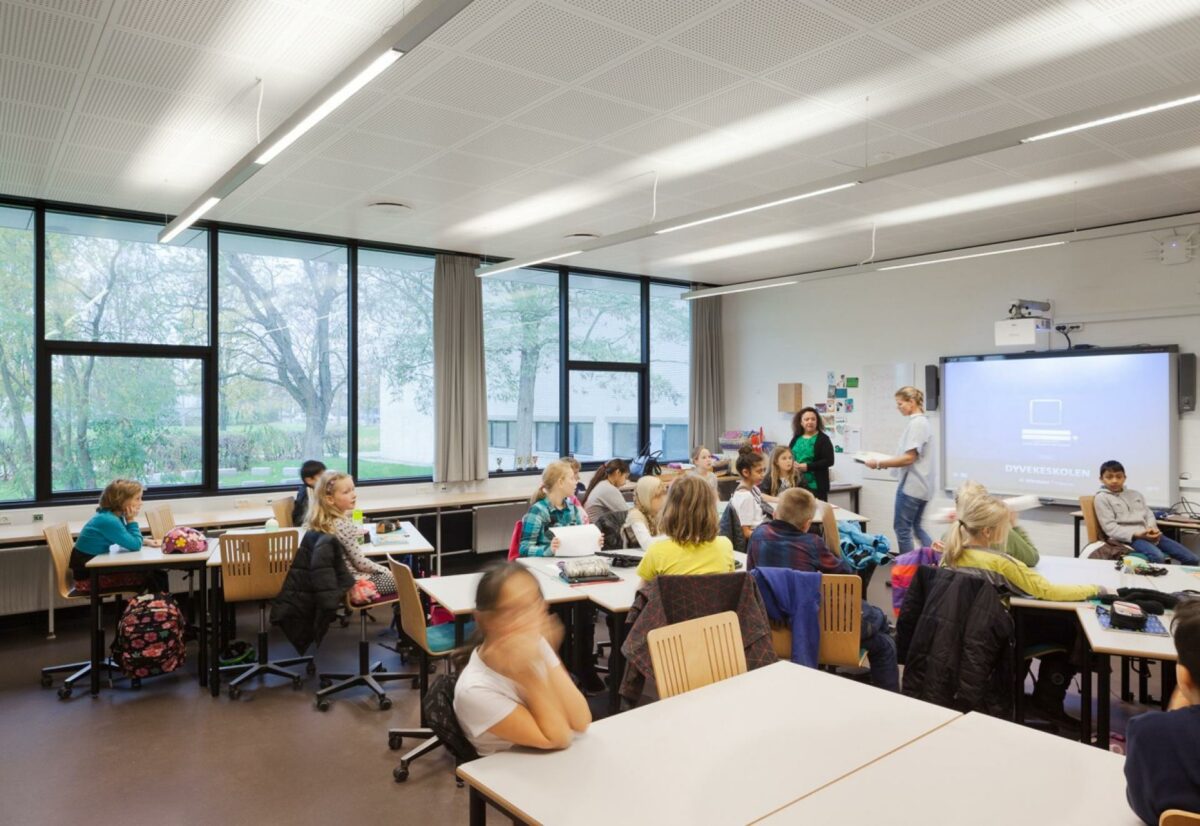 Tre år efter en totalrenovering med fokus på indeklima med optimeret akustik i klasselokalerne og på gangarealerne, er lærerne på Dyvekeskolen gladere for indeklimaet ? og eleverne mere fokuserede. Pressefoto.