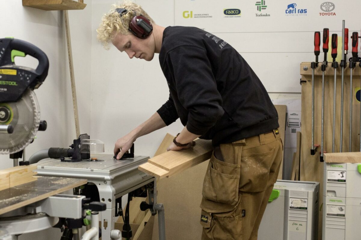 Christian Nielsen øver sig på Roskilde Tekniske Skole. Foto: Betina Garcia.