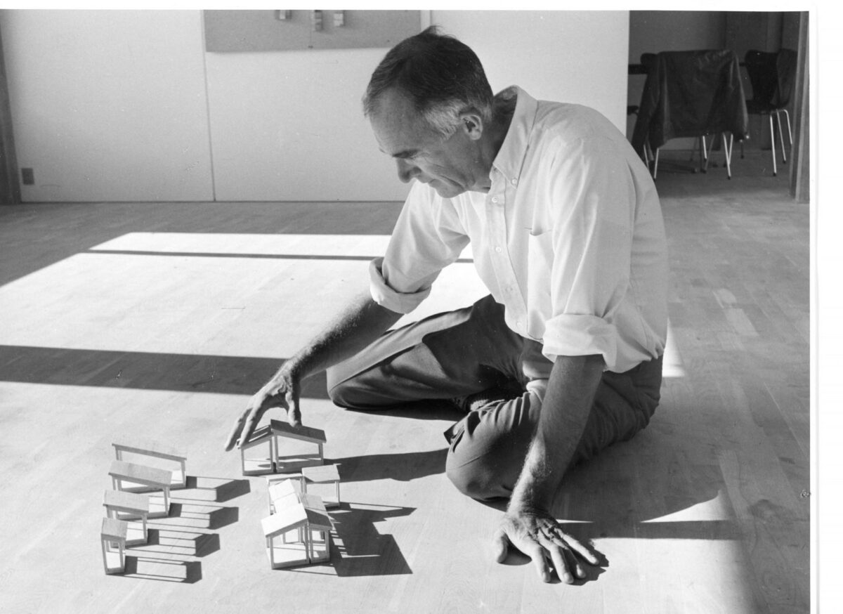 Jørn Utzon hjemme på stuegulvet med sit fleksible byggesystem Espansiva. Foto: Utzon Center, Utzon Archives.