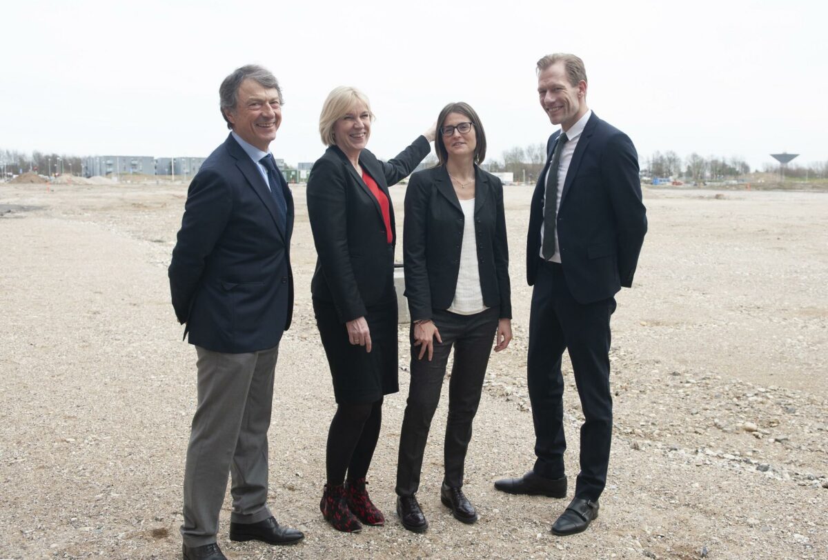 Her skal der bygges 110.000 kvadratmeter senge- og behandlingsbygninger. Massimo Malvagna, Helle Gaub, Barbara Maccioni og Heino Knudsen. Foto: Gert Ellegaard.