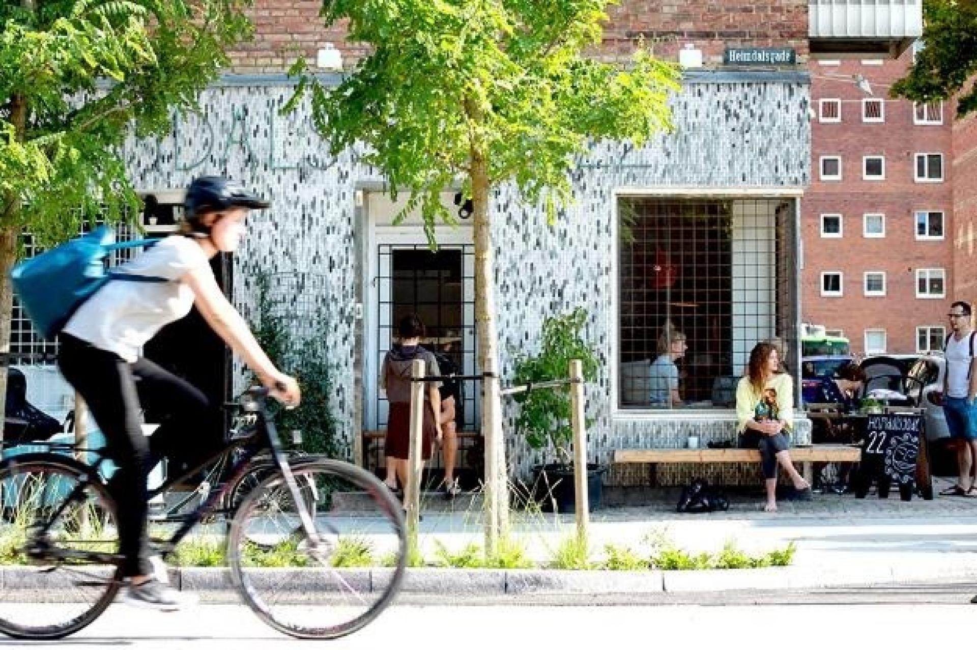 Man indvier ved Café Heimdal. Det er arkitekt- og rådgivningsfirmaet Tredje Natur, som har udviklet flisen. Foto: Tredje Natur.