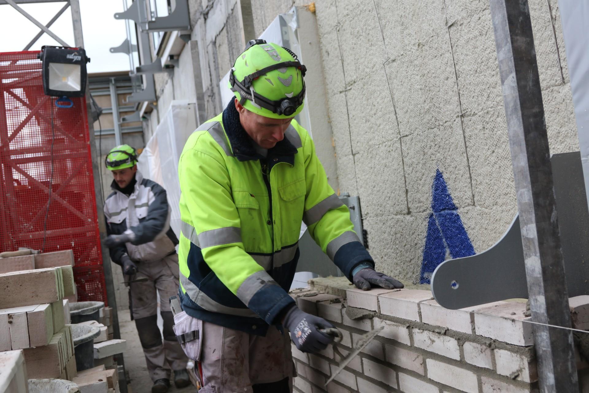 De to murersvende Danny Gammelholm og Tommy Simonsen (til højre) er vant til etagebyggeri for DNU-projektet i Skejby. Foto: Torben Jastram.