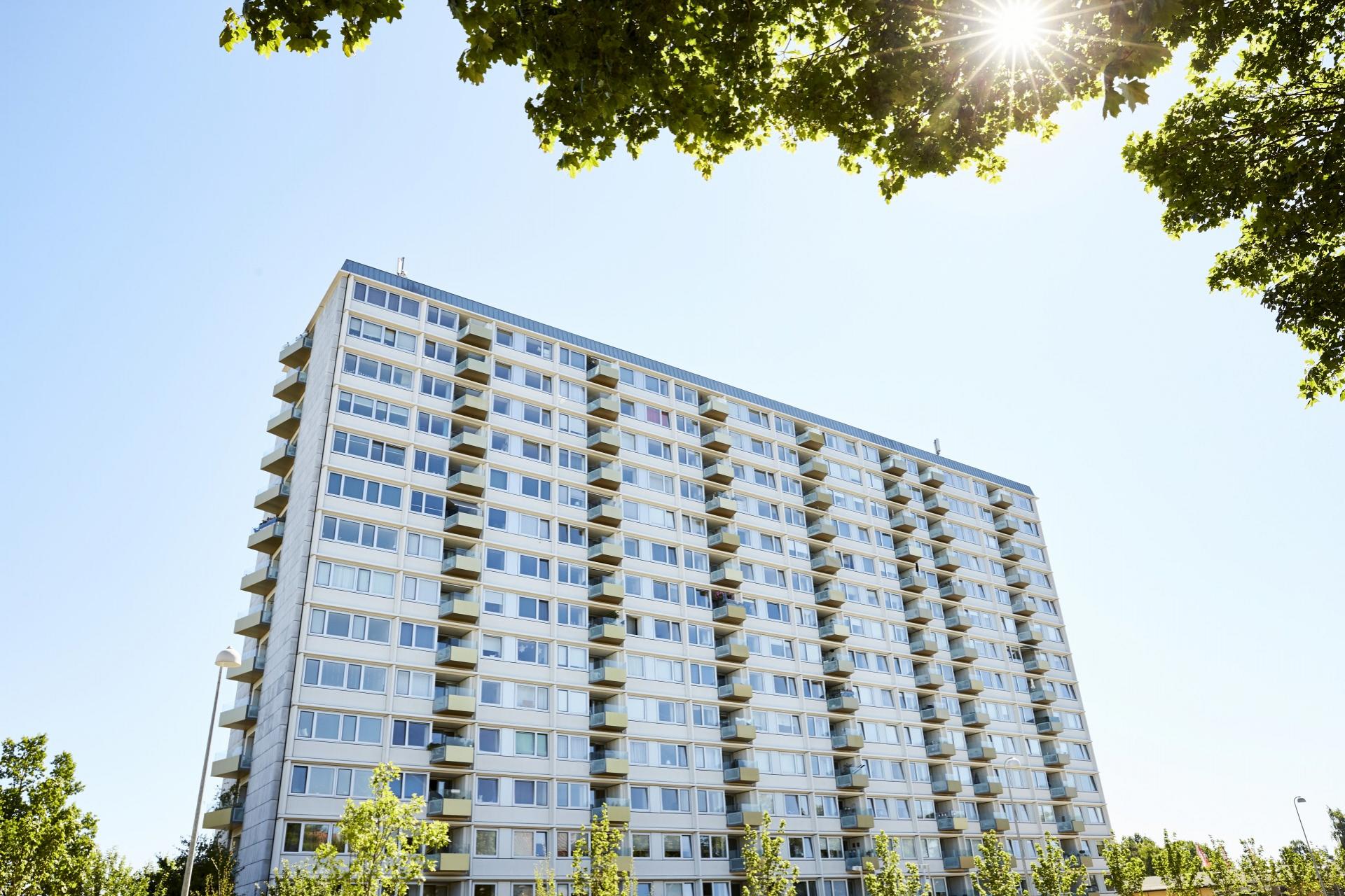 De tre blokke på 14 etager har gennem fire år fået en gennemgribende renovering. Pressefoto.