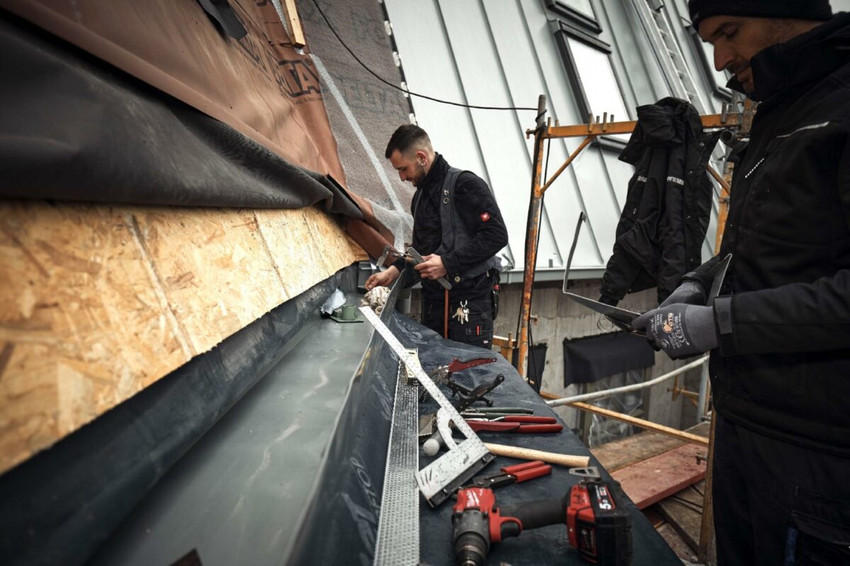 Hos tag- og facadefirmaet Porsholdt udnytter de fordelene fra både blikkenslager- og tømrerfaget. Foto: Rheinzink Danmark.