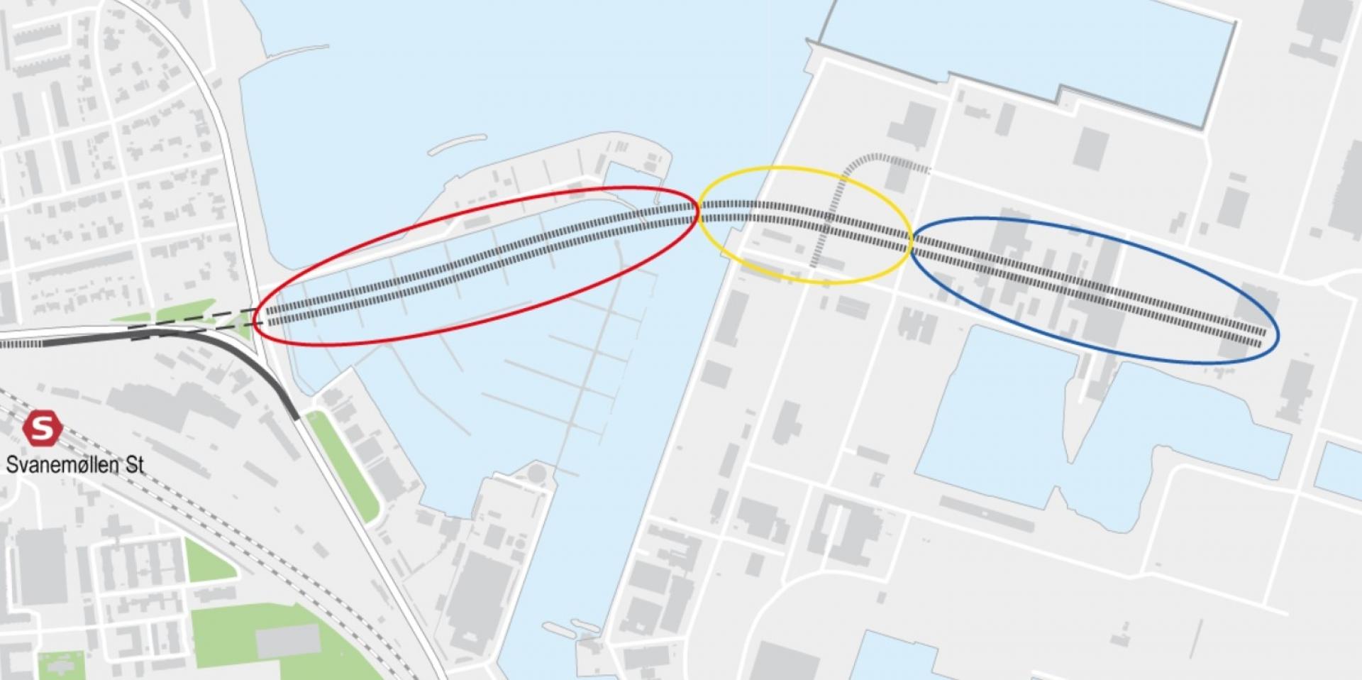 Udgravningen starter op på Nordhavnssiden (markeret med blå). Herefter er det planen, at entreprenøren rykker til Svanemøllehavn i forsommeren (markeret med rød) og ender på byggepladsområdet ved Færgehavnsvej (markeret med gul).