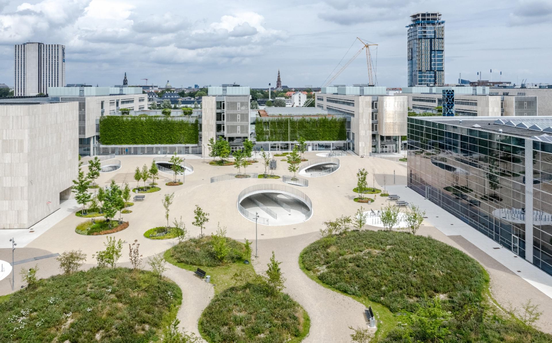 Cobe står bl.a. bag Operaparken og Karen Blixens Plads (billedet) ved Københavns Universitets Søndre Campus ved Islands Brygge, der med sine 20.000 kvm er en af Københavns største pladser. Foto: Torben Eskerod