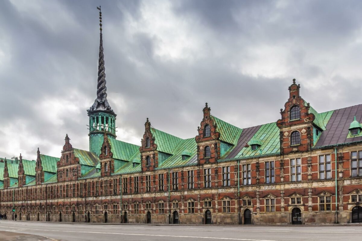 Børsen med det ikoniske spir med de fires snoede dragehaler stod færdigopført i 1624. Nu er bygningen ved at blive ædt op af flammer. Foto: Getty Images