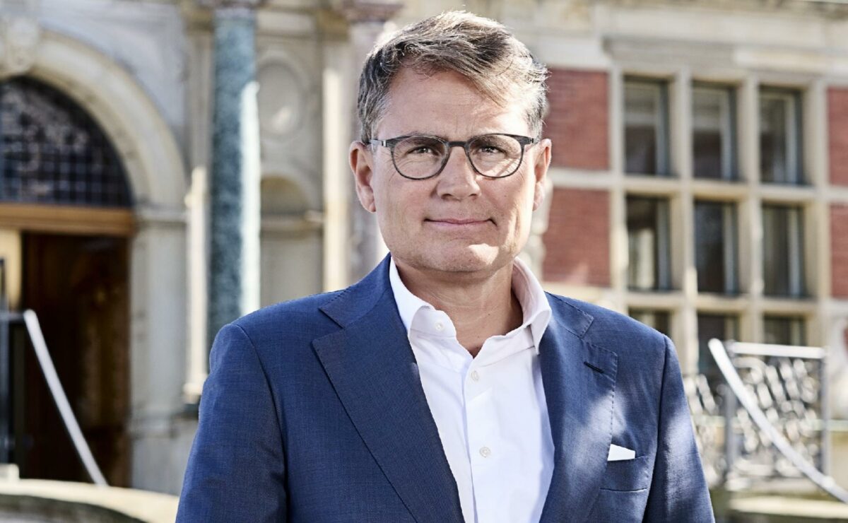 Foto: Adm. direktør i Dansk Erhverv, Brian Mikkelsen, foran den nu delvist nedbrændte Børsen i 2022. Foto: Dansk Erhverv