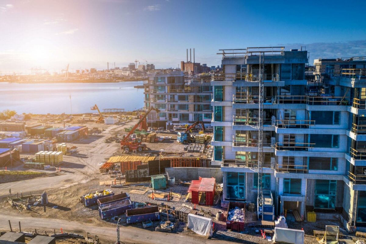 Flere entreprenører kan sænke skuldrene: Markedet er tilbage i et risikoscenarie som fra før corona og forsyningskrise, vurderes det. Foto: Gettyimages.