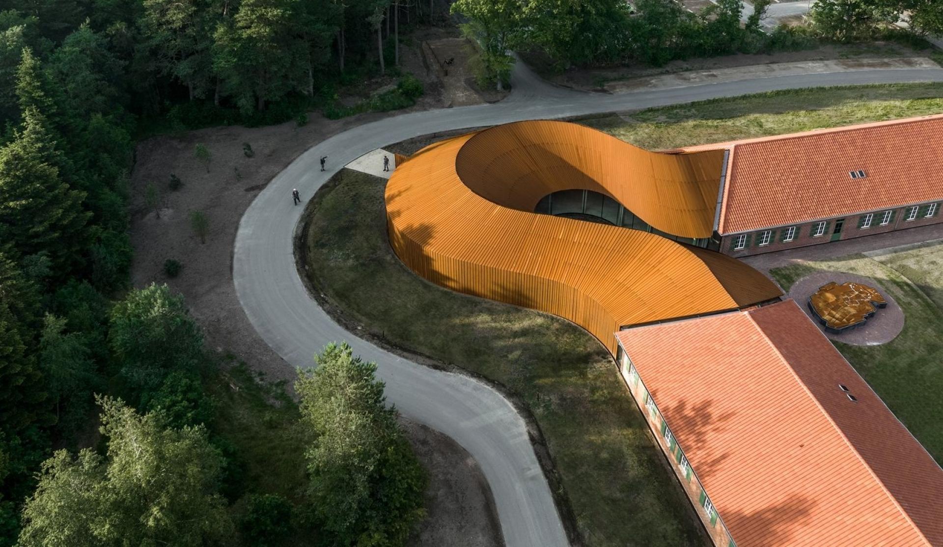 BIG står bl.a. bag Flugt-museet i Oksbøl, der genanvender tidligere hospitalsbygninger med tilføjelse af en ny indskudt foyer. Foto: Rasmus Hjortshøj