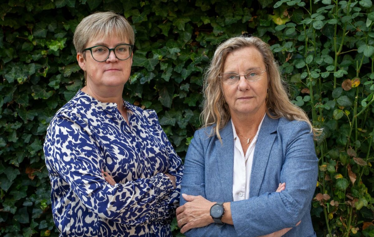 Formand i Konstruktørforeningen Kirsten Nielsen (tv.) forsøger sammen med næstformand Jette Leth Fejerskov Djælund at råbe politikerne op, så branchen lettere kan bygge med genanvendte materialer. Foto: Nicolai Perjesi