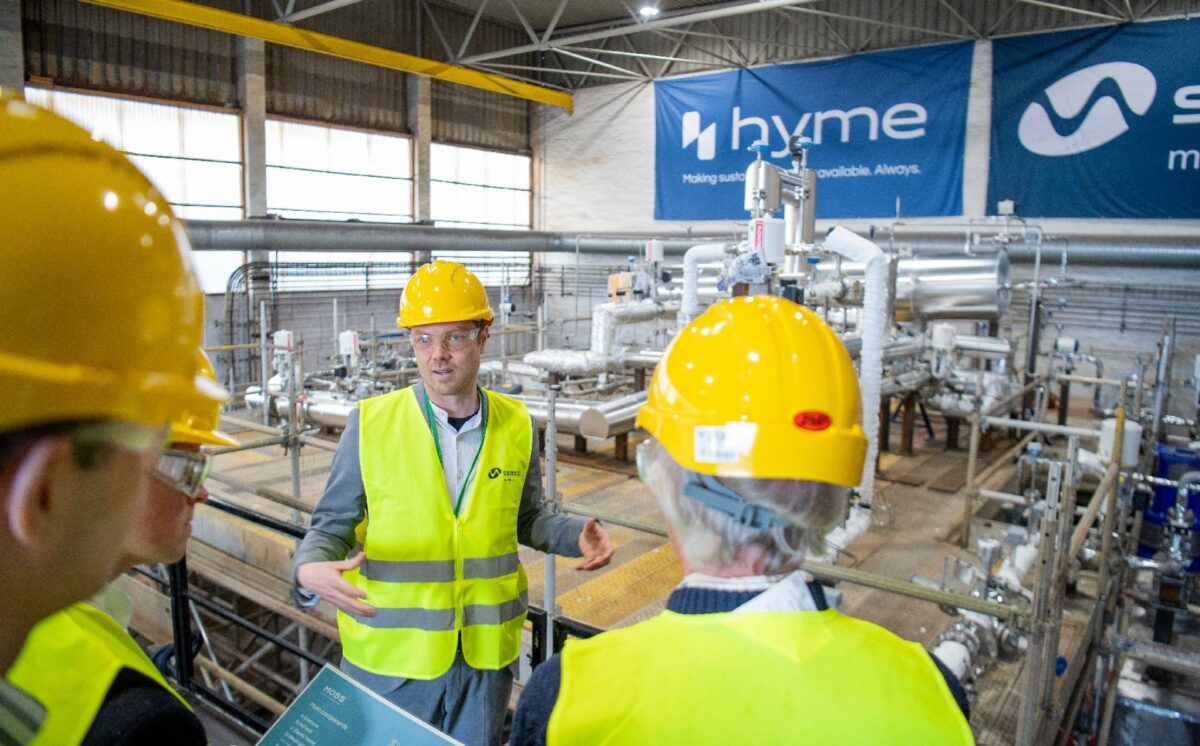 Ask Emil Løvschall-Jensen fra Hyme Energy, der er en af flere partnere bag det nye MOSS-anlæg Esbjerg Havn, fortæller om anlægget, der er placeret hos Semco Maritime. Foto: Energy Cluster Denmark/Jonas Fotografi