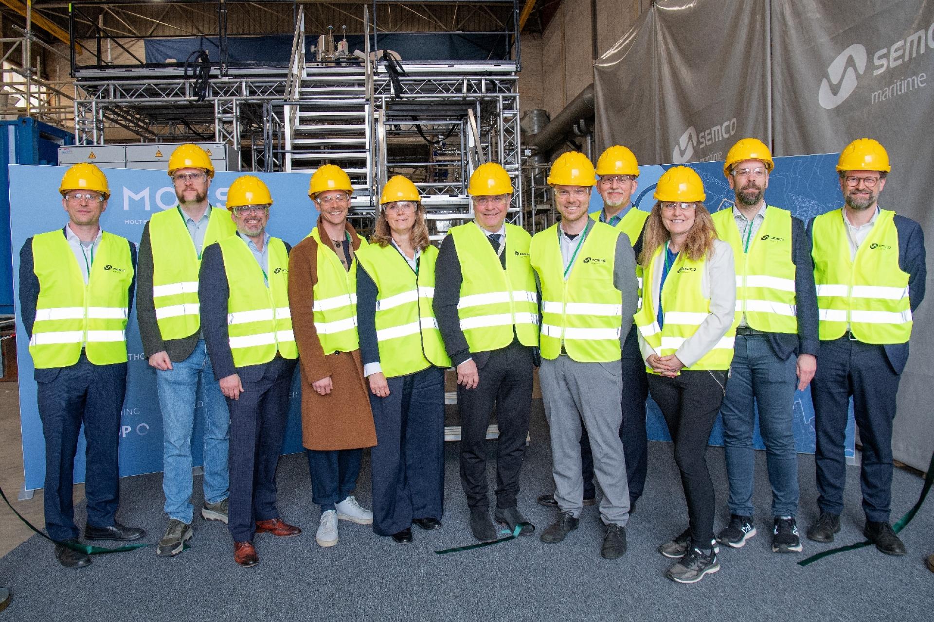 Hele partnerkredsen bag MOSS-anlægget samlet til indvielsen. I midten formand for Folketinget og for Esbjerg Havn, Søren Gade. Foto: Jonas Fotografi