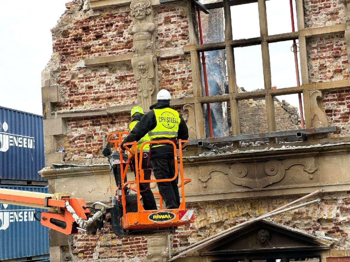 - Vi arbejder i øjeblikket 24 timer i døgnet på at stabilisere og støtte de tilbageværende ydervægge på Børsen, fortæller direktør og ejer af CPH Steel, Morten Rosenberg.