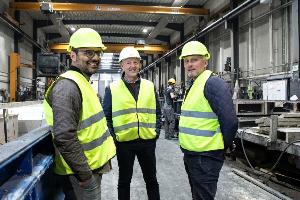 Fra venstre: Edriss Esmati, tegnestuechef i Genner-afdelingen, Anders Brinch Sørensen, CEO for DS Elcobyg, og Dennis Rieks Thiemer, fabrikschef for Genner-afdelingen. Foto: Annemarie Vestergård Baumann.