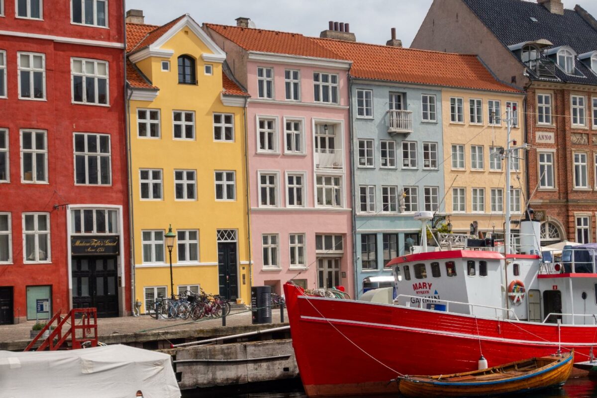 Den lyserøde erhvervsejendom, Nyhavn 57, der ligger så fint på solsiden af Nyhavn, er opført i 1712 og består i dag af 2 erhvervslejemål og 5 ejerlejligheder. Foto: EDC Erhverv Poul Erik Bech.