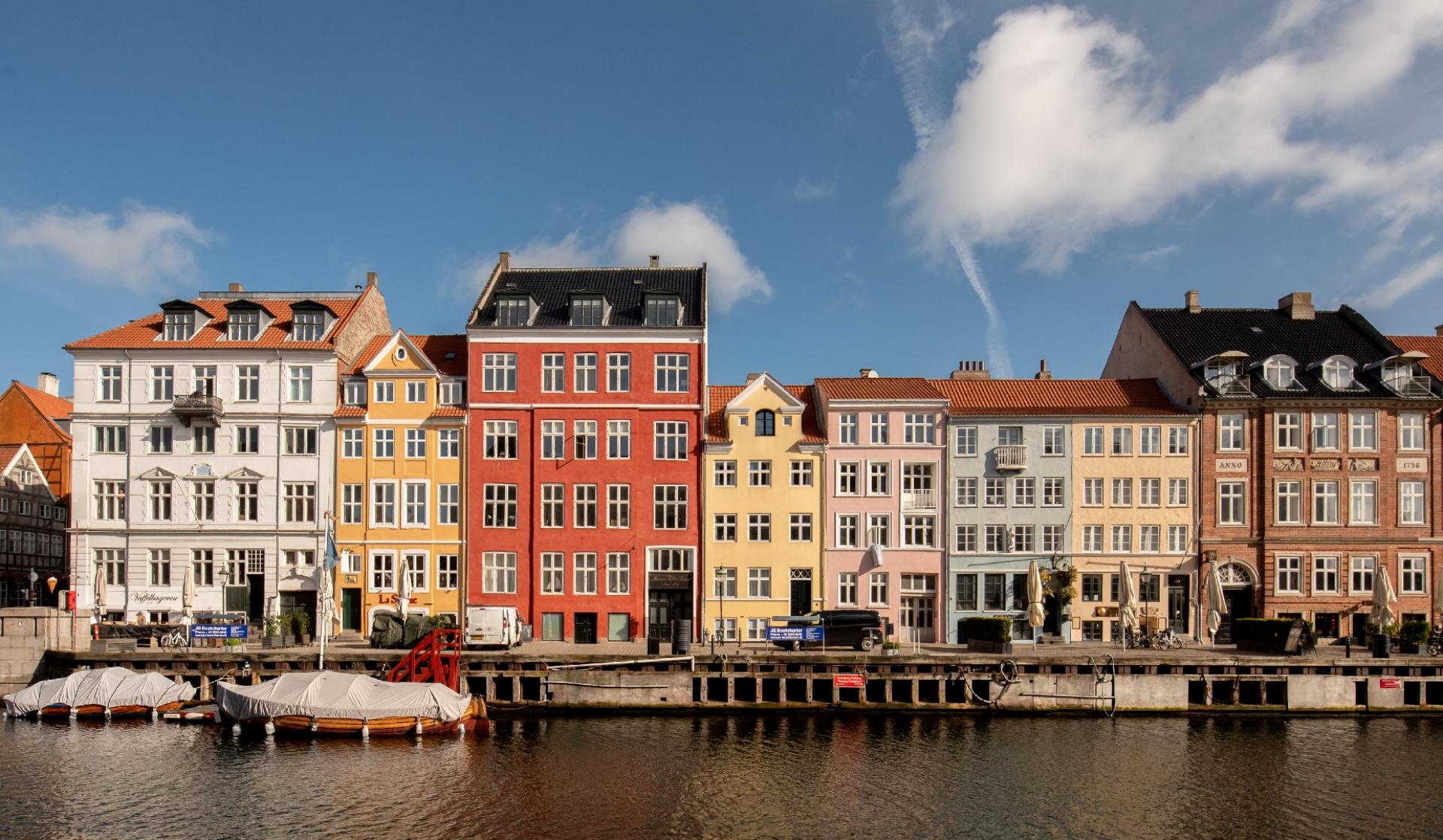 Det er ikke ofte, en ejendom som Nyhavn 57 bliver sat til salg. Den lyserøde erhvervsejendom blev sidst handlet umiddelbart efter finanskrisen. Foto: EDC Erhverv Poul Erik Bech.