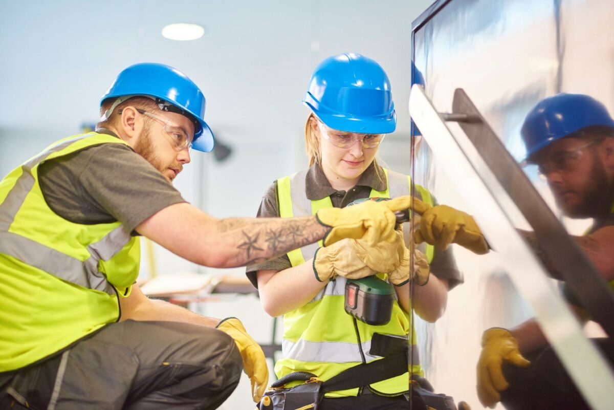 De store årgange er på vej på pension og bliver erstattet af de yngre, som hellere vil kigge dybt i bøgerne end at tage et værktøj i hånden. Foto: Gettyimages.