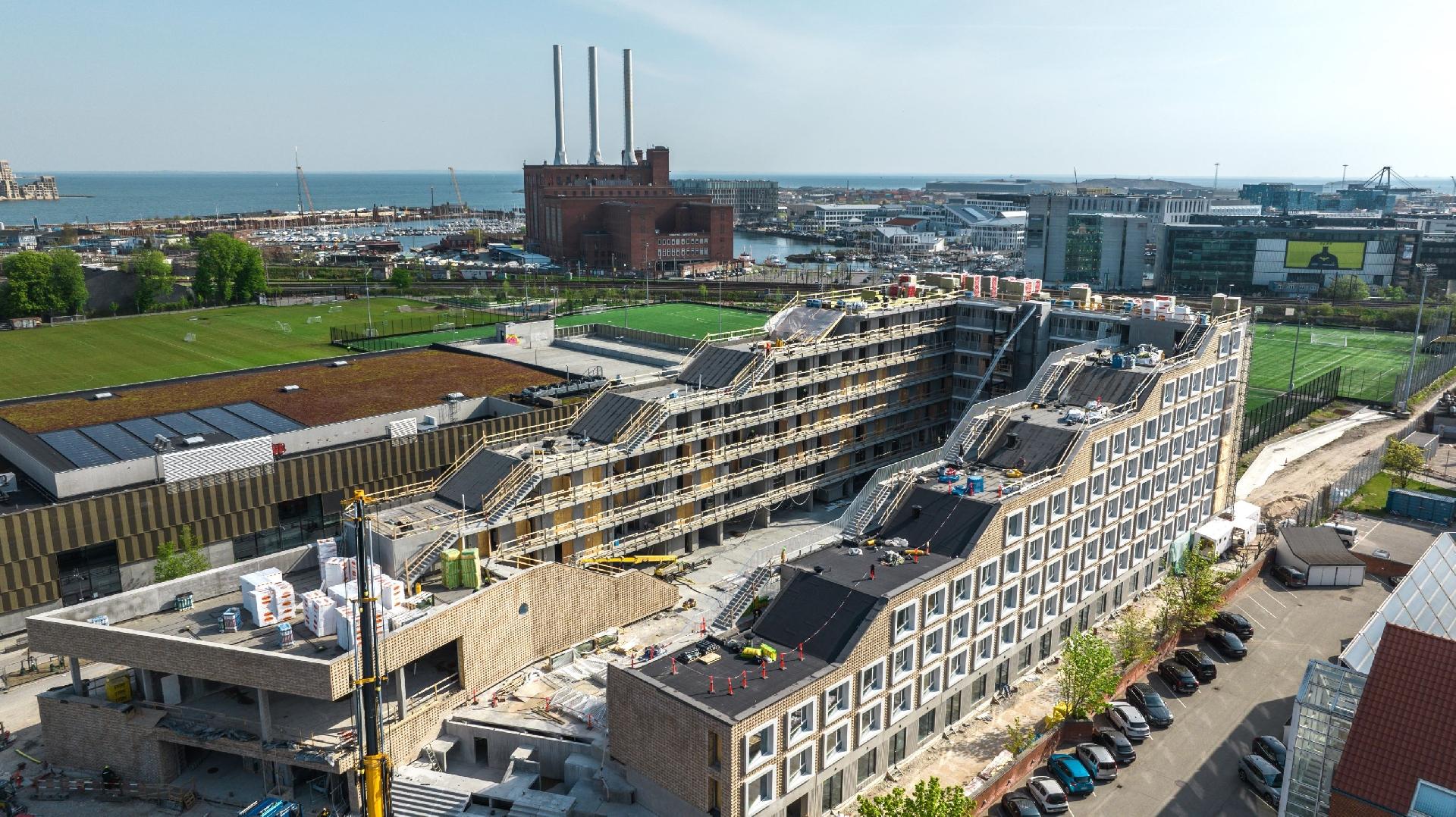 I forbindelse med boligbyggeriet opføres også en prøvesal til Østre Gasværk Teater, et parkeringsanlæg og almene boliger. Foto: NRE Group.