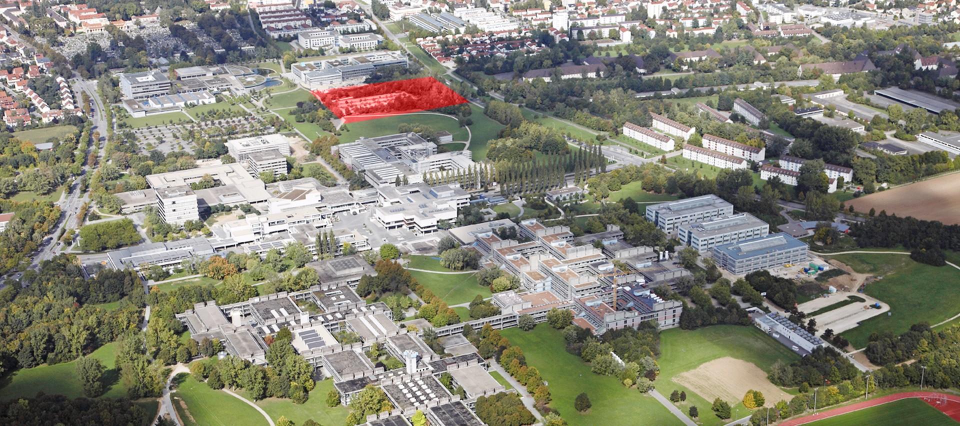 OTH Regensburg er med sine 10.500 studerende et af de største tekniske universiteter i Bayern. Den røde markering i baggrunden angiver placeringen af campusudvidelsen. Illustration: Henning Larsen Architects.