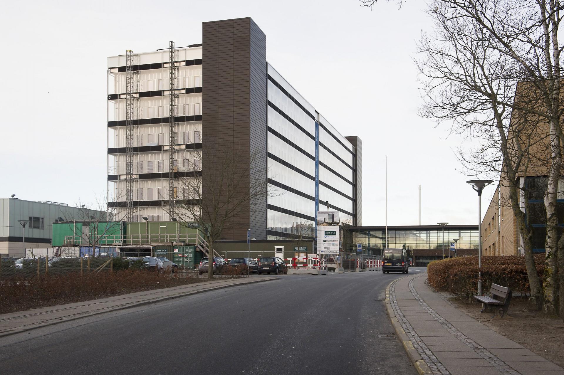 For at varme højhuset op udefra er glasfacaden opsat en meter fra den oprindelige facade, hvilket skaber en klimazone, hvor temperaturen styres via temperatursensorer og ventilation i etageadskillelserne. Foto: Fotograferne Nibe.