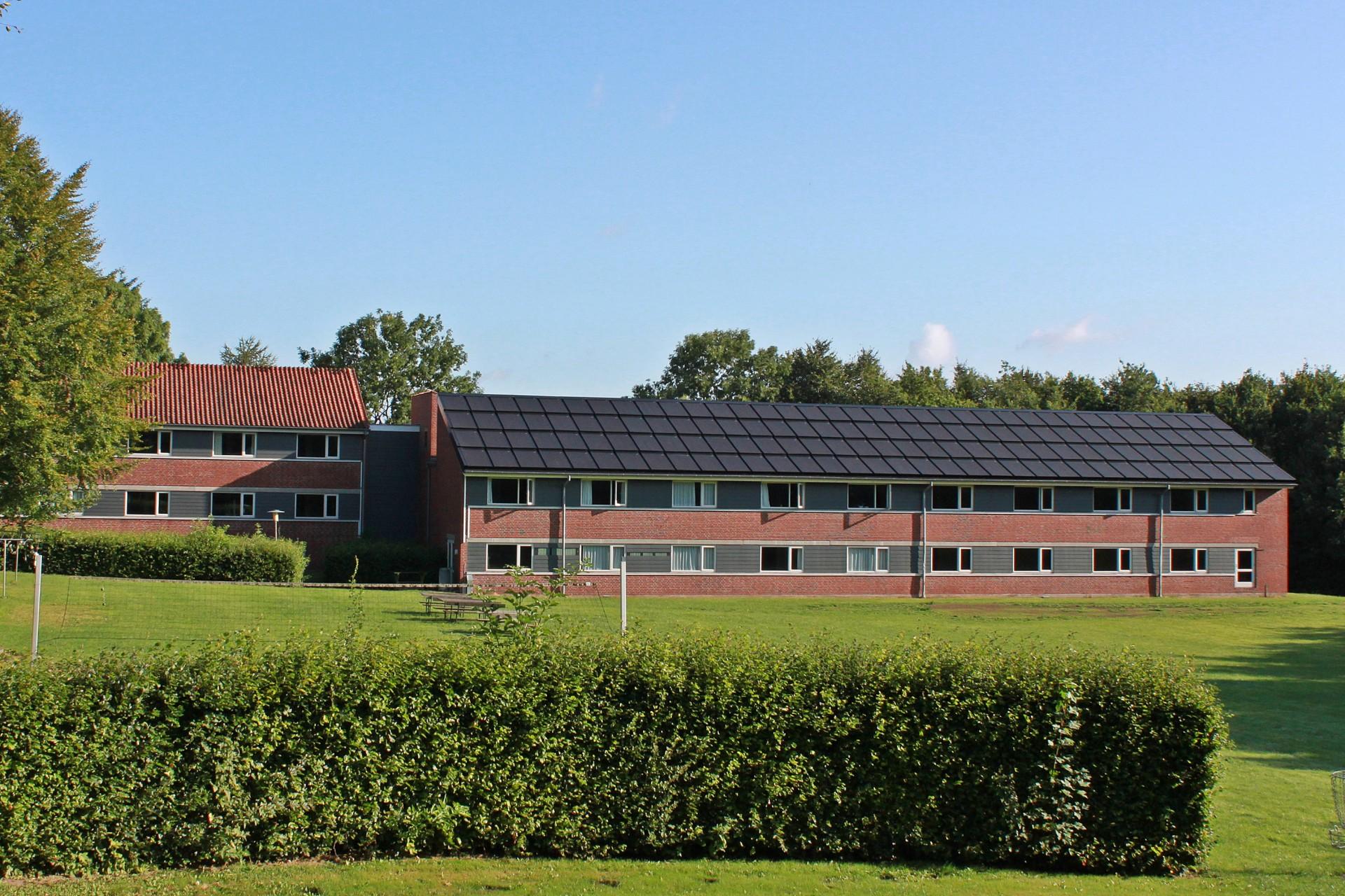 Sådan ser den færdige løsning ud på Uldum Højskole. Foto: iRoof Solar.