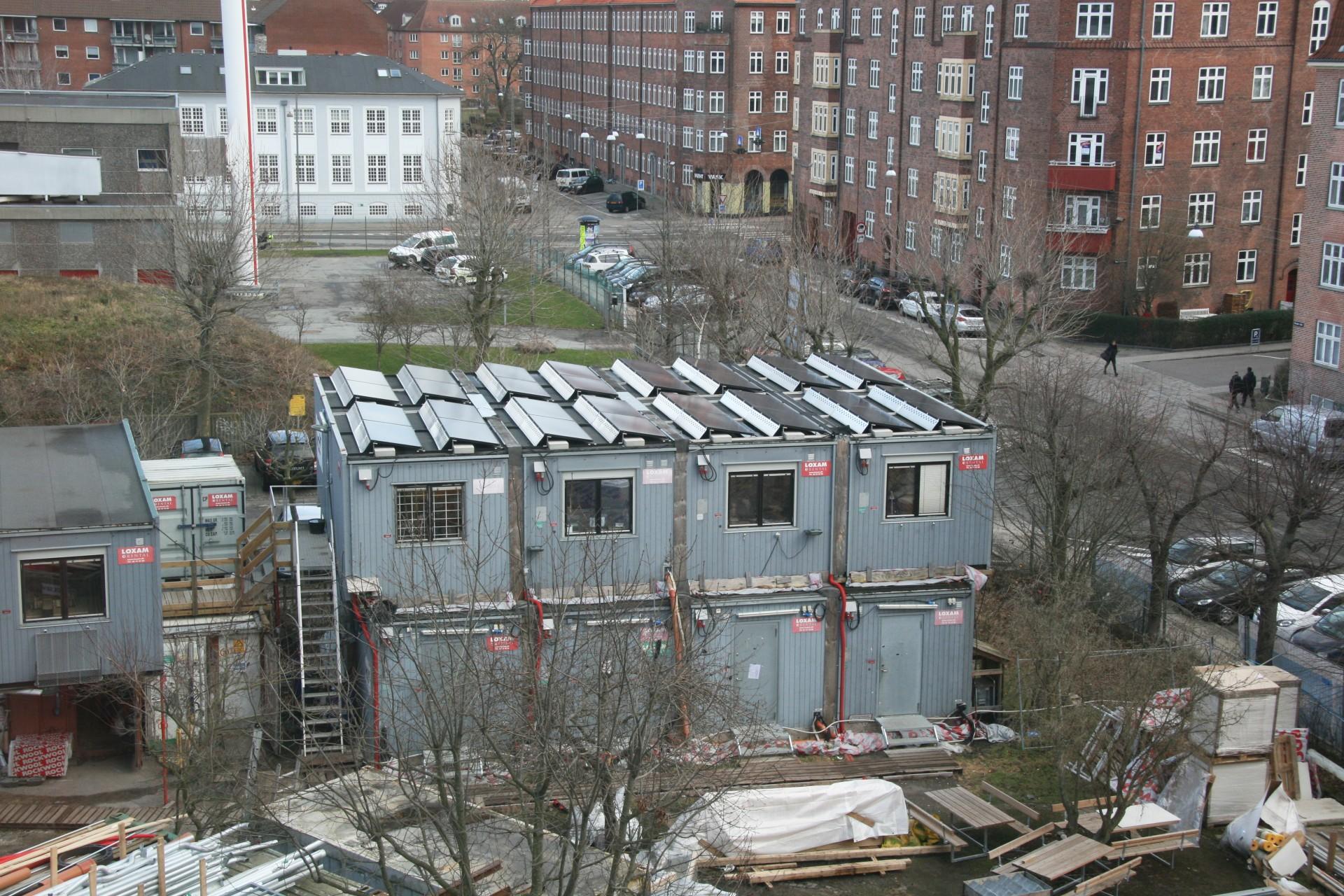 Ved en energirenovering skal man naturligvis have solceller på toppen af skurbyen. Foto: Torben Jastram.