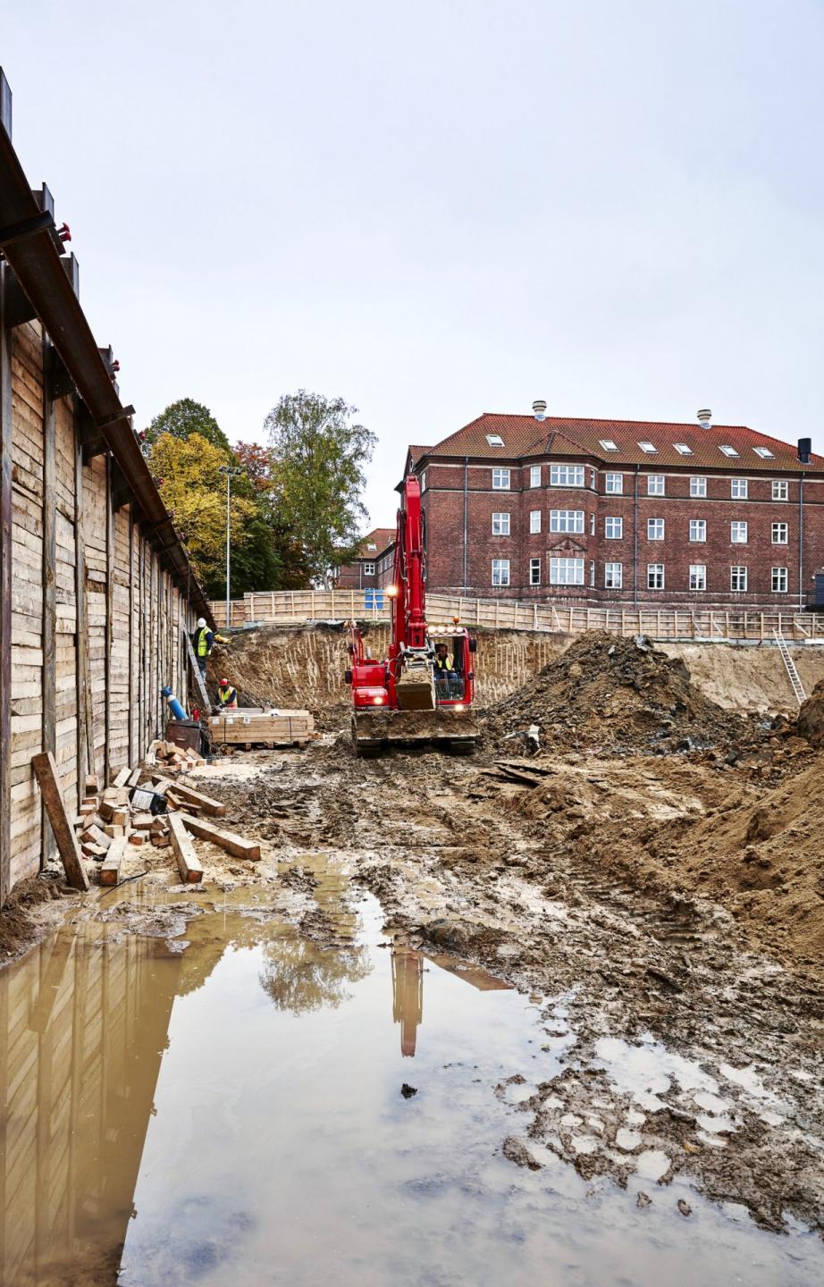 Der er gravet ud til kælder på byggegrunden, så den er klar til byggestart i slutningen af august 2016. Foto: Byggeriets Billedbank.