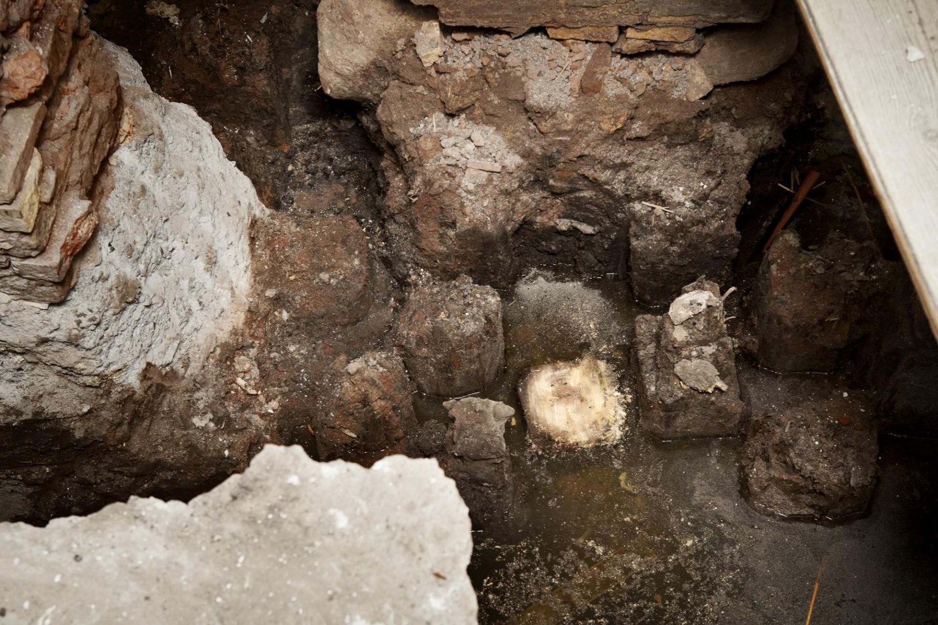 I forbindelse med en undersøgelse af funderingen på Amaliegade gjorde Skou Gruppens byggeleder et unikt fund. De ca. 340 års gamle fyrtræspæle, der var brugt som fundering, var bevaret og lugtede stadig af frisk harpiks. Træet har sandsynligvis holdt så længe på grund af den imprægneringsmetode, der blev brugt i tømrerfaget dengang.