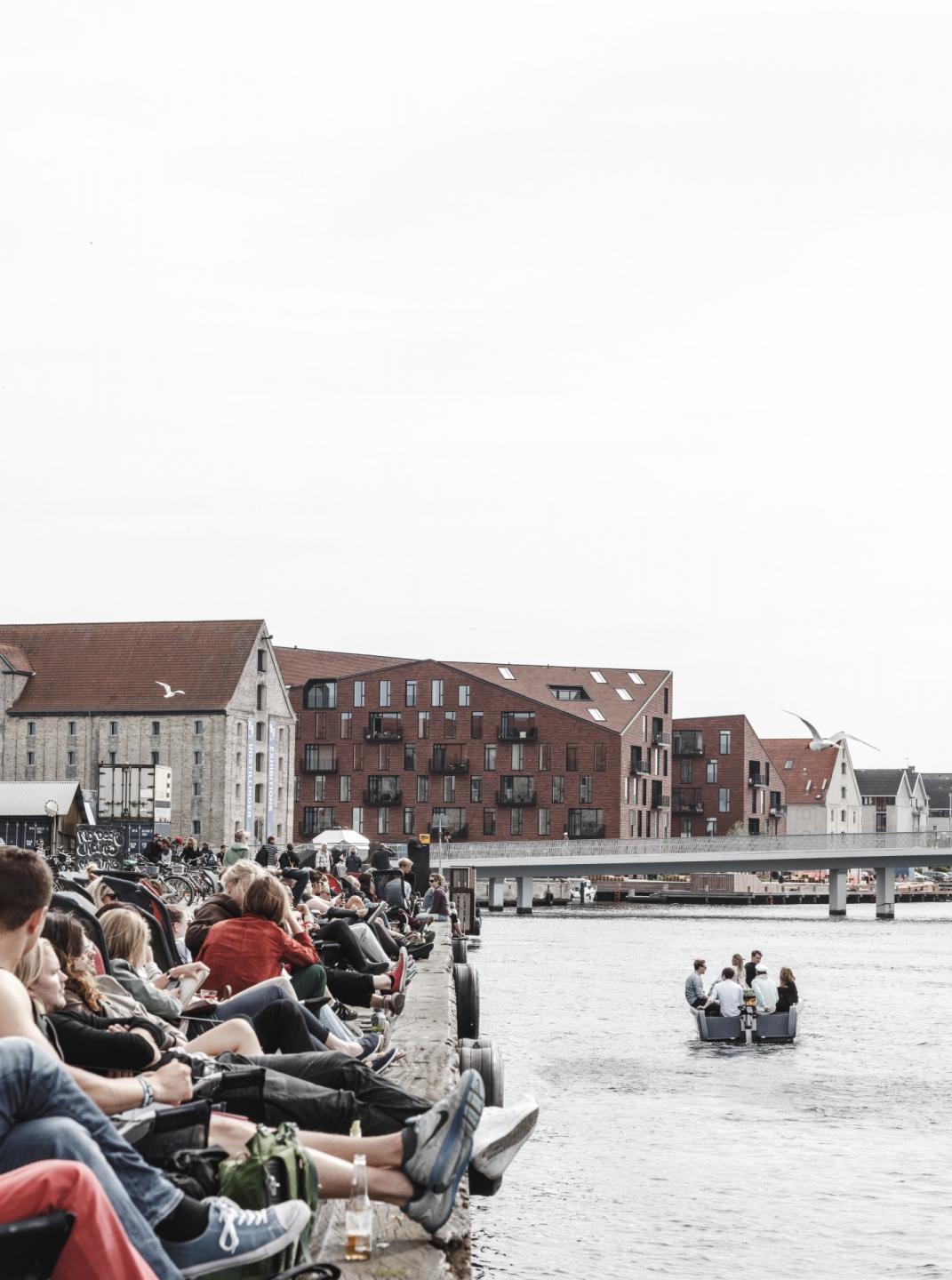 Københavnerne har taget Krøyers Plads til sig. Foto: Rasmus Hjortshøj.