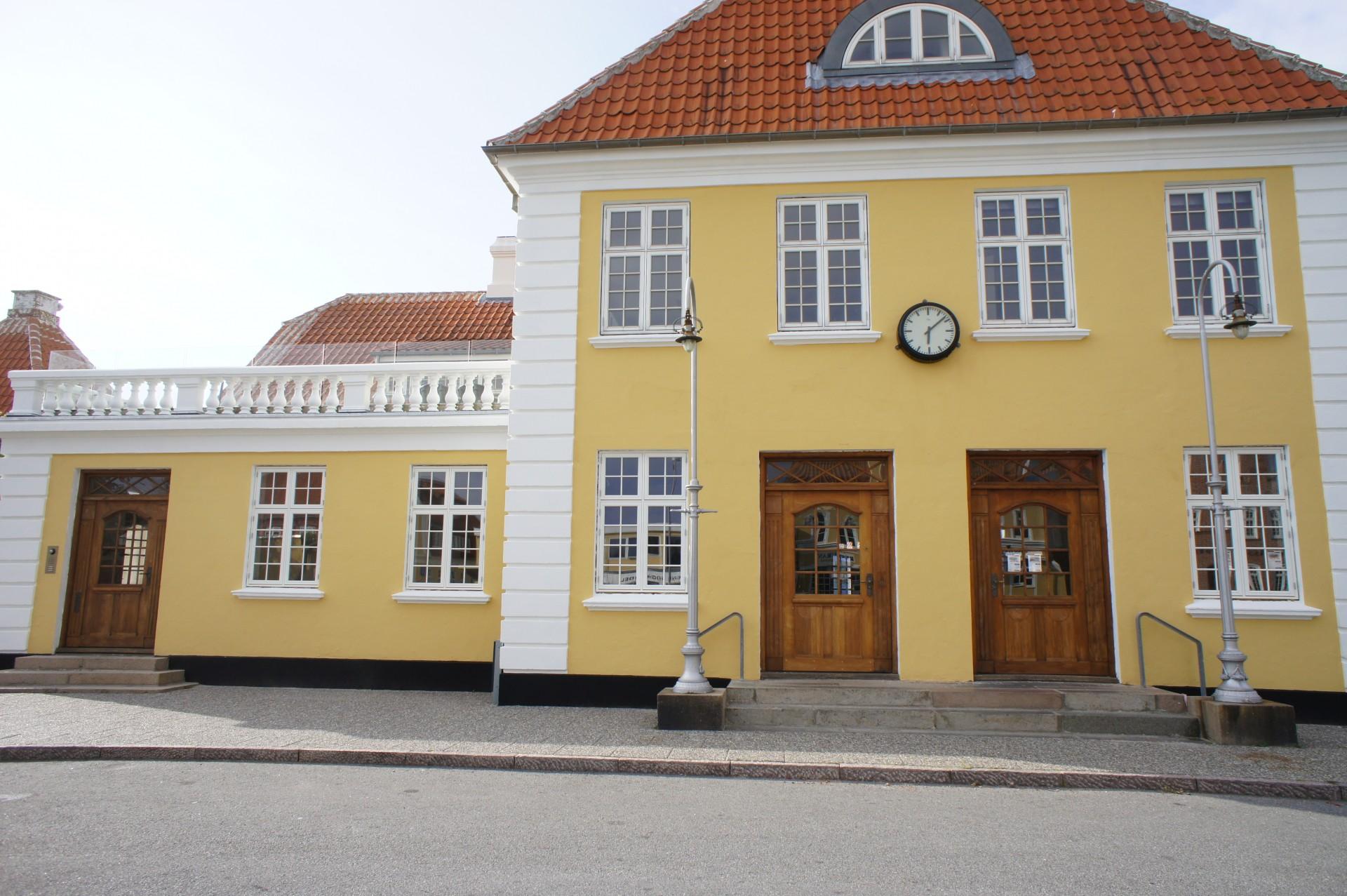 Skagens historiske banegård, der er tegnet af Ulrik Plesner, er efter en gennemgribende renovering bragt tilbage til tidligere tiders glans. Pressefoto.