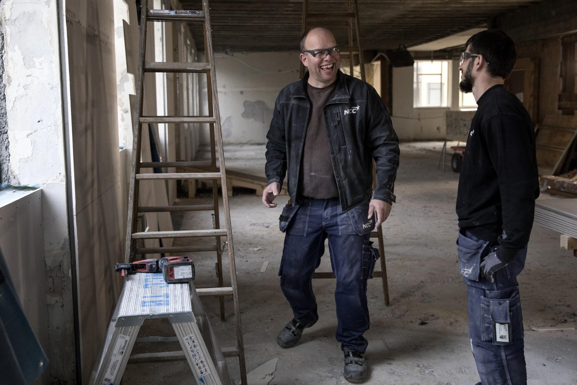 Udover at give flygtninge muligheden for beskæftigelse og skabe kompetent arbejdskraft til NCC, håber Kenneth Larsen, at kollegaer som Muclim Arbievich Ramazanov kan inspirere danske kammerater på byggepladsen. Foto: Betina N. Garcia.