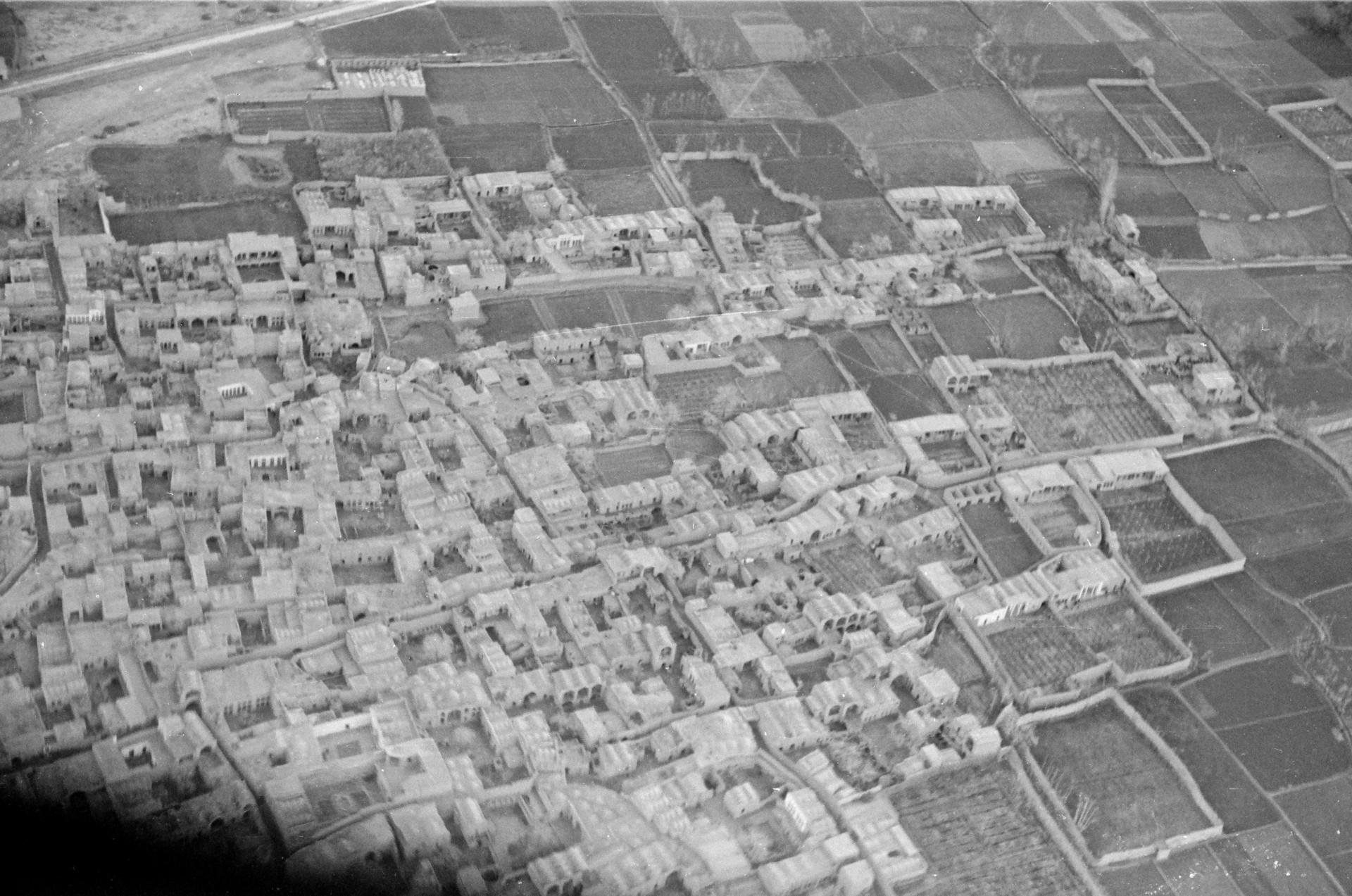 Fredensborghusene var inspireret af Kina og, som her, Mellemøsten. Billedet viser en iransk landsby set fra luften. Foto: Utzon Center, Utzon Archives.