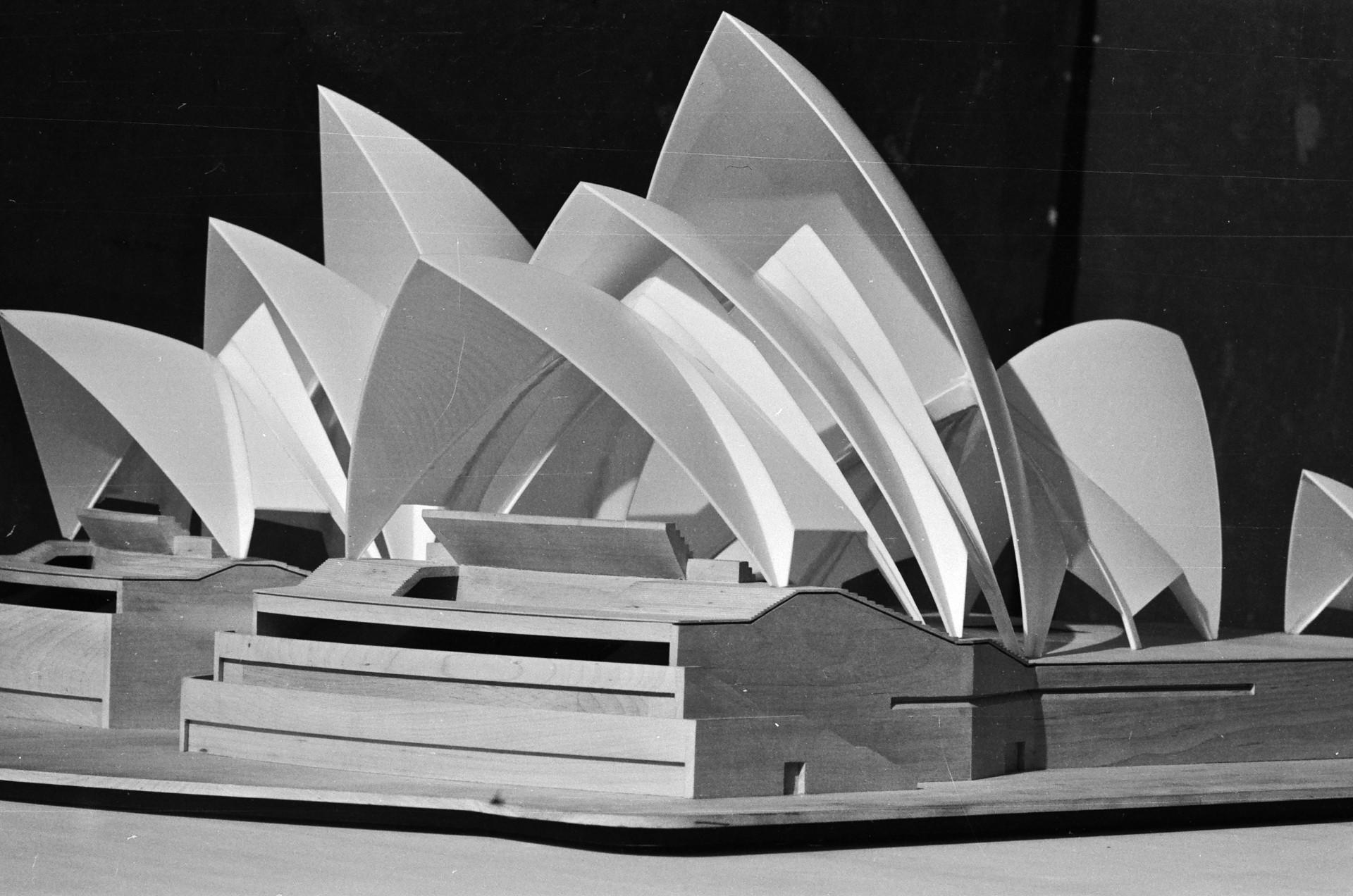 En model af Operahuset i Sydney. Fotograferet i baghaven til Utzons hus i Hellebæk. Foto: Utzon Center, Utzon Archives.