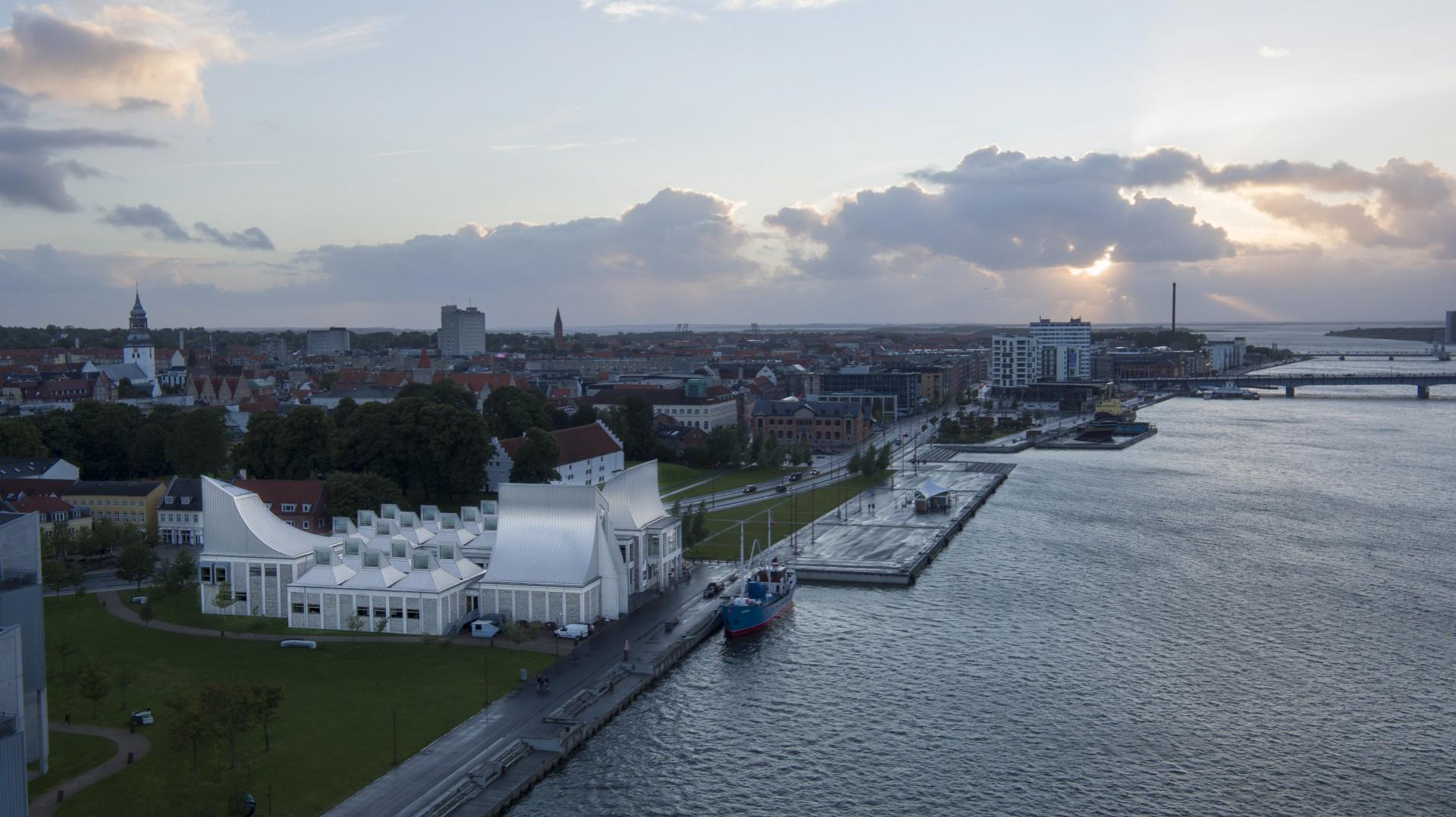 Utzon Center blev det sidste byggeri, Jørn Utzon skabte. Det sket sammen med sønnen Kim. Centeret blev indviet i 2008. Foto: Bang Clemme.