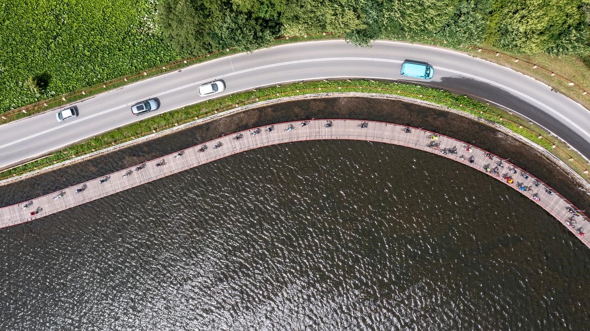 dronefoto af cykelstibroen, hvor en del af de 600 cyklister, der deltog i indvielsen, cykler